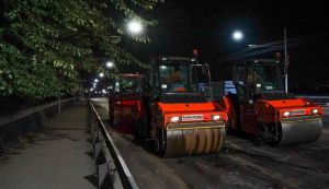 Дорожники працюють цілодобово