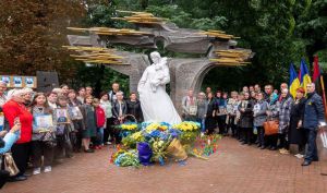 Відкрили пам’ятник захисникам