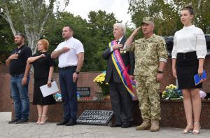 Урочистості розпочалися з покладання квітів