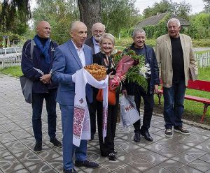 Дипломат написав книжку про маму
