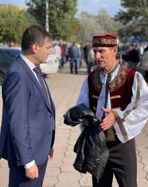 Берегти і цінувати традиції різних національностей