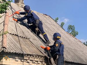 Донеччина: Працюють, ризикуючи життям