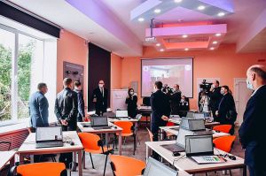 Працювати з сонячною батареєю і «розумним будинком»