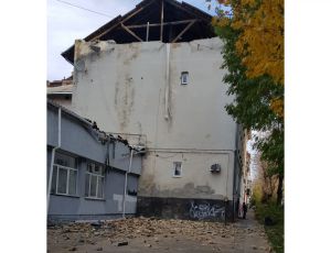 Львів: Стіна обвалилася і пробила дах