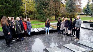 Заговорили навіть бронзові плити