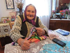 «Не піддаюся своїм рокам... Ще сама варю, перу,  навіть вишиваю і газети читаю»