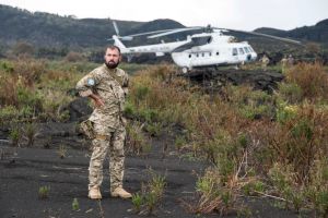 Вертолітники здійснили посадку на кратер діючого вулкана