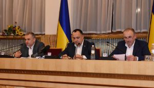 Новообране керівництво обласної ради — Володимир Чубірко  (в центрі), Андрій Шекета (ліворуч) і Василь Дем’янчук (праворуч).