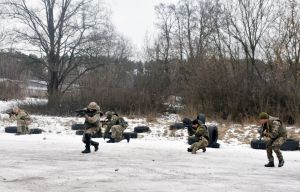 Бути готовим зі зброєю захищати країну 