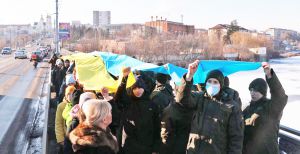 На середині мосту вони з’єдналися