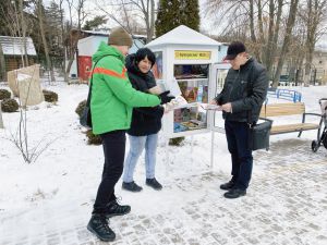 Організували вуличну бібліотеку