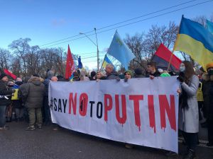 Уберите лапы с горла Украины!