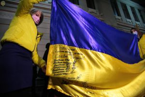 Залишили автографи на прапорі