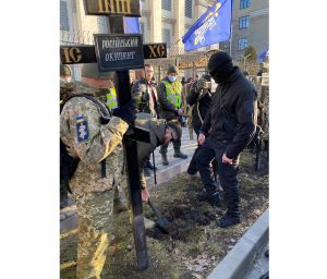 Напроти посольства — могильні хрести