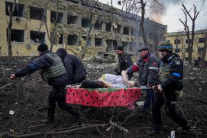 Російська авіація знищила пологовий будинок у Маріуполі