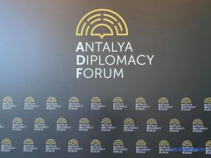 Денис Шмигаль розповів учасникам Анталійського форуму про брехню Путіна і попросив закрити небо
