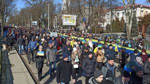 Посібники окупантів втекли від українських мітингарів (відео)