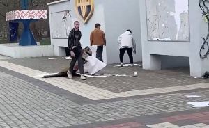 Знищують українську символіку
