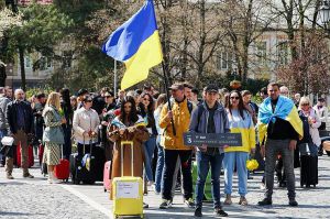 Життя багатьох українців умістилося в одну валізу…