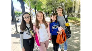 Дарування квітів єднає місцевих дітей та переселенців