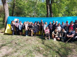  Переселенці активно долучаються до висадки лісів та садів