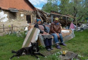 Просто неба біля розбомбленого будинку на Покровського, 23 в Ірпені