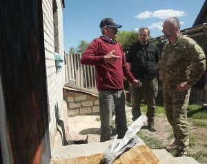 Зустрічаємося з місцевими жителями, щоб знати про проблеми кожної сім'ї та надавати людям допомогу