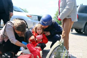 Донеччина: Правоохоронці евакуювали людей з Лиману та Богородичного