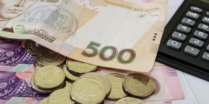 Наслідки війни: зарплати знижуються, ціни зростають. У НБУ є план...