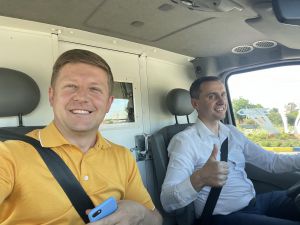 Броня від парламентарія і медичний автомобіль від міністра