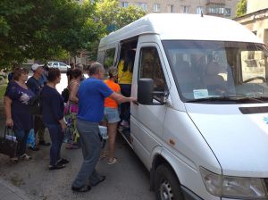 Під канонаду гармат люди продовжують мріяти про мир