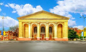Чужинці перетворили театр на бомбу сповільненої дії