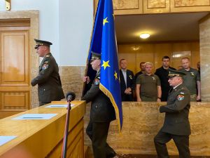 Історична сесія: до зали внесли прапор Європейського Союзу