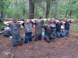 Затримали групу підозрілих чоловіків