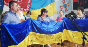 Батьки полеглих на війні дітей передали на фронт прапори