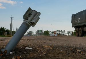 Щойно звільнене селище вороги знову обстрілюють