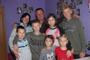 Сільська хата родинним затишком багата