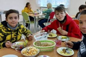 Забезпечать безплатним харчуванням дітей,  чиї батьки захищають країну