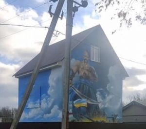 Хатину прикрасив козаком, який вселяє впевненість