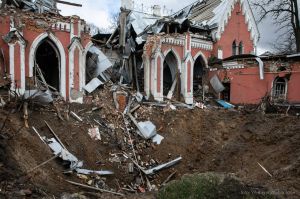 «Брати» поперли збройно, не озираючись на монумент дружби народів