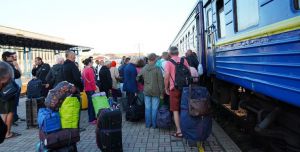 Евакуаційний потяг прямує до столиці