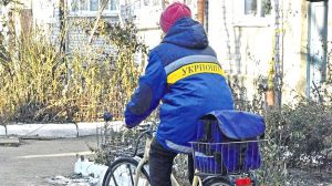 На майже 10-тисячне селище дві листоноші