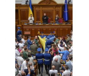 До сесійної зали внесли знамено Незалежності