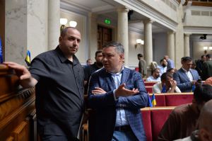 Десята сесія розпочалася з відставки міністра оборони