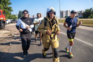 Пробіг 50 км у спорядженні пожежника і встановив рекорд