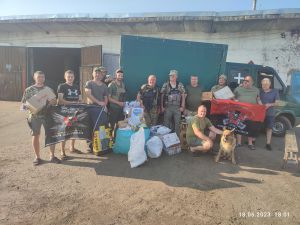 Пропонують страхувати життя волонтерів, які їздять у гарячі точки