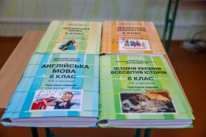 Отримали підручники, надруковані шрифтом Брайля