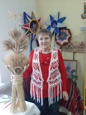 Там небесна зірка сяє, срібним світлом грає