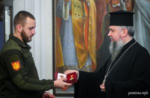Митрополит Епіфаній вручив артилеристам відзнаки