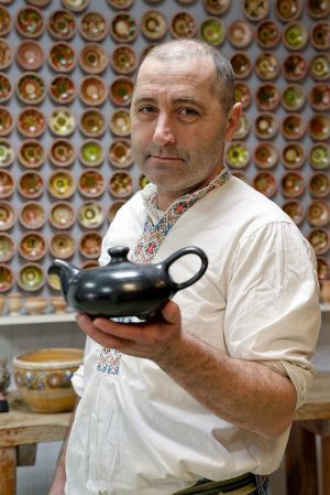 Майстер чорної кераміки